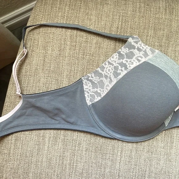 36D Victoria’s Secret LINED PERFECT COVERAGE bra. - Picture 2 of 7